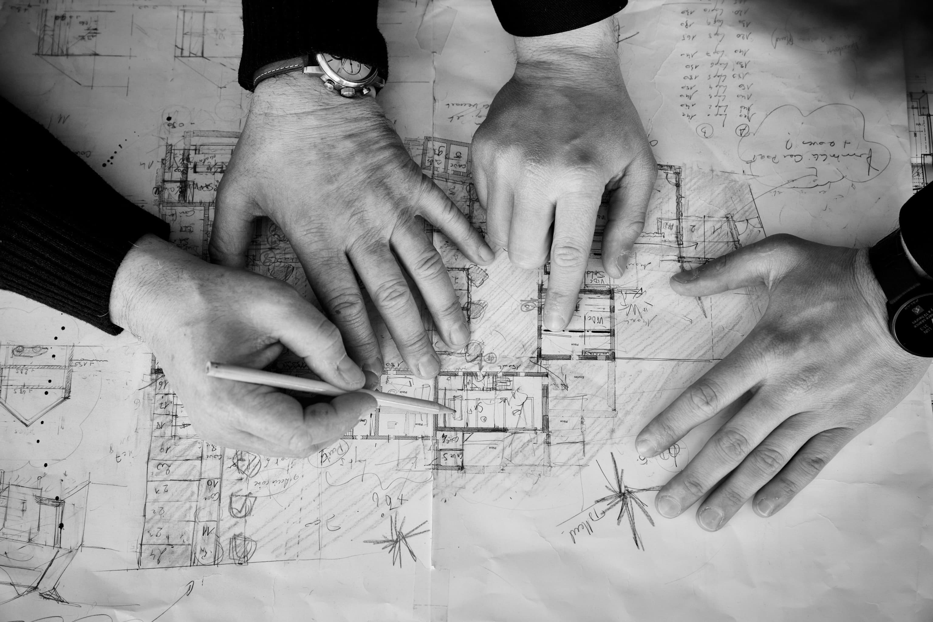 Architectes travaillant sur des plans